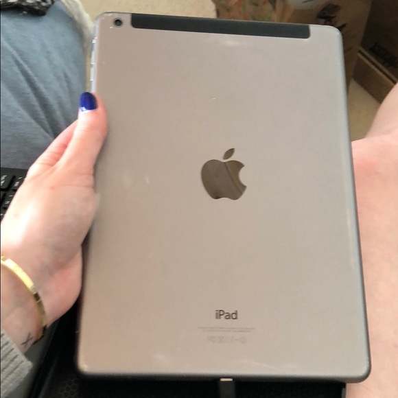 iPad - Picture 2 of 7